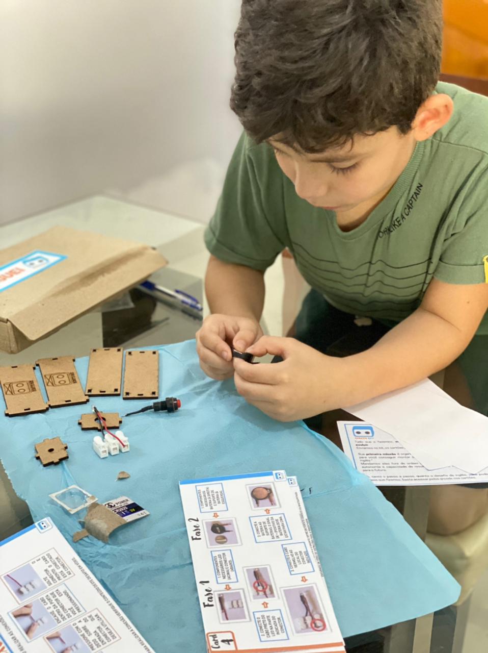 montando kit robottime Habilidades comportamentais com Robótica